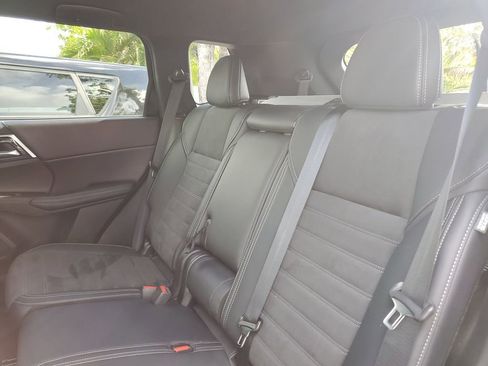 Used 2024 Mitsubishi Outlander SE Black Edition FWD image 15