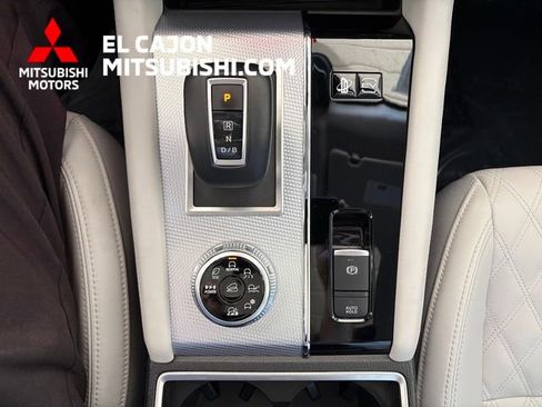 Used 2025 Mitsubishi Outlander SEL AWD/4WD image 18