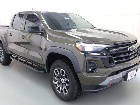 Used 2024 Chevrolet Colorado Z71 w/ Z71 Convenience Package 2 AWD/4WD image 17