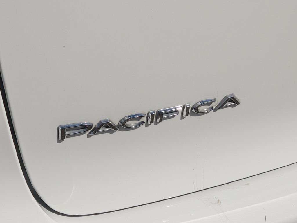 Used 2024 Chrysler Pacifica Touring-L FWD image 9