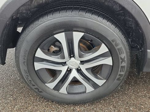 Used 2018 Toyota RAV4 LE FWD image 7