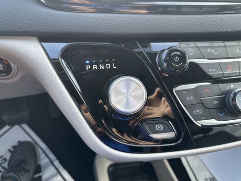 Used 2023 Chrysler Pacifica Touring-L image 24