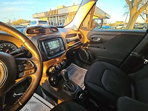 Used 2017 Jeep Renegade Latitude image 31