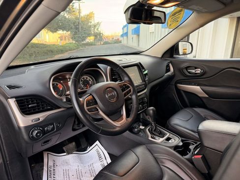 Used 2018 Jeep Cherokee Limited image 11