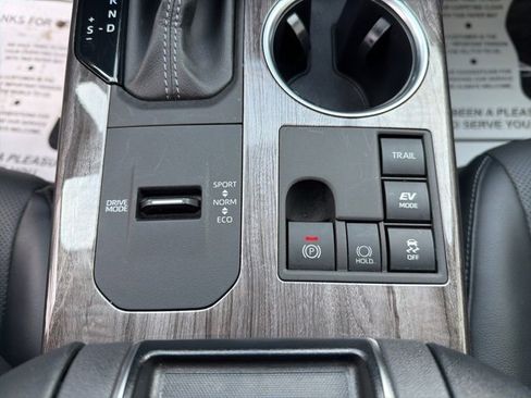 Used 2024 Toyota Highlander Platinum image 31