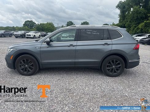 Used 2024 Volkswagen Tiguan SE w/ Panoramic Sunroof Package FWD image 2
