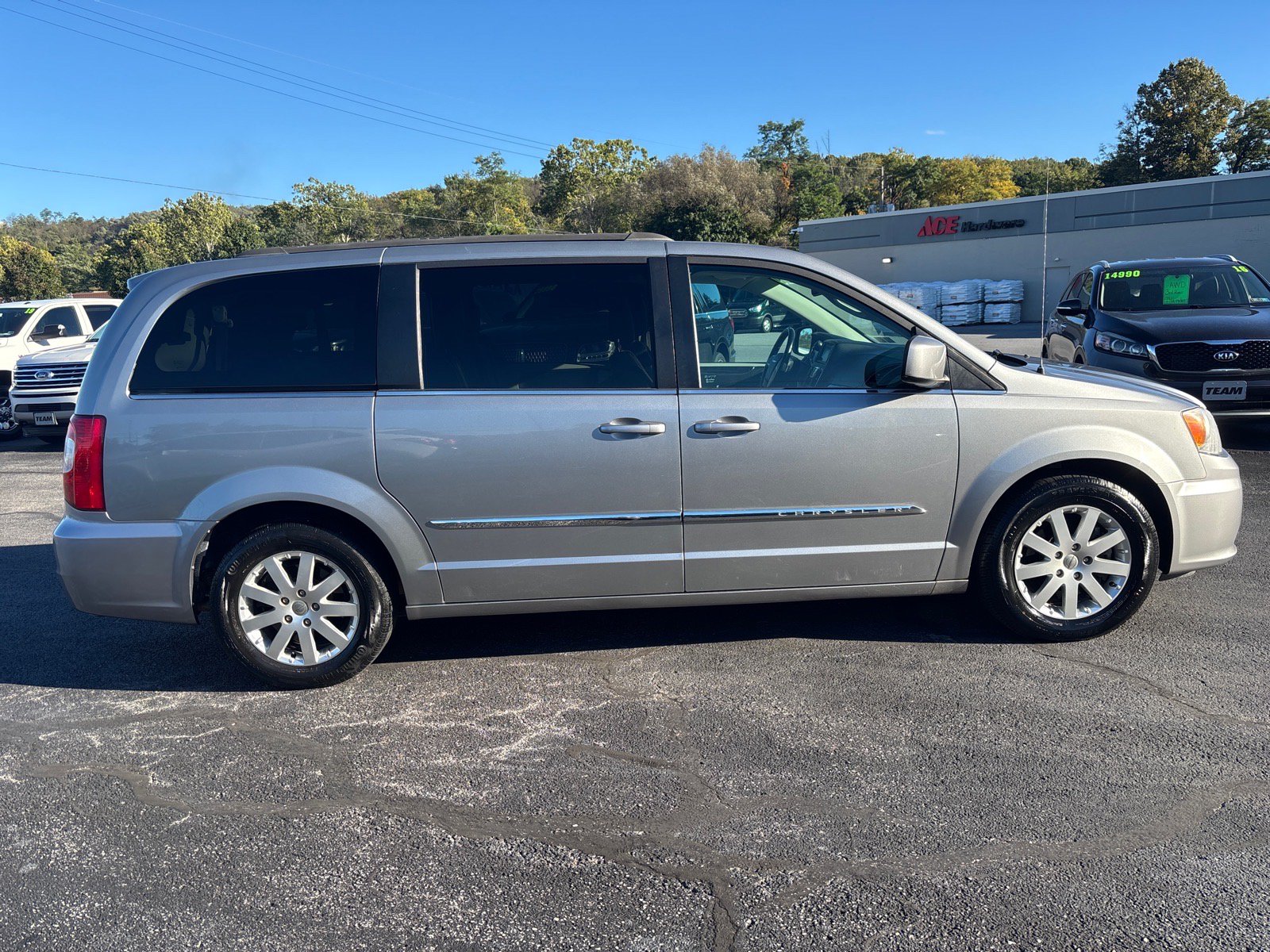 Used 2016 Chrysler Town & Country Touring FWD image 8