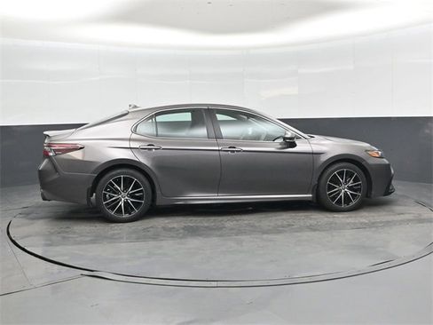 Used 2024 Toyota Camry SE image 2