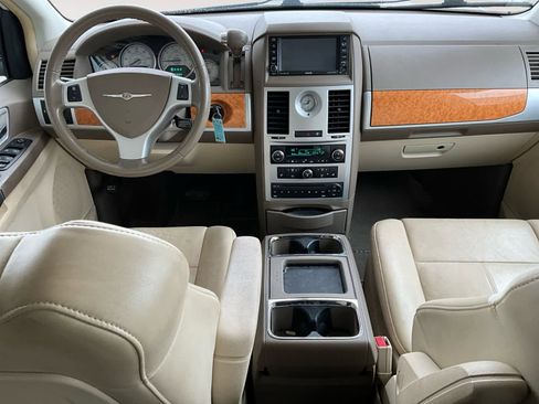 Used 2009 Chrysler Town & Country Limited w/ Entertainment Group #3 image 11