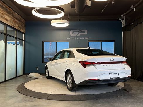 Used 2023 Hyundai Elantra SE image 5