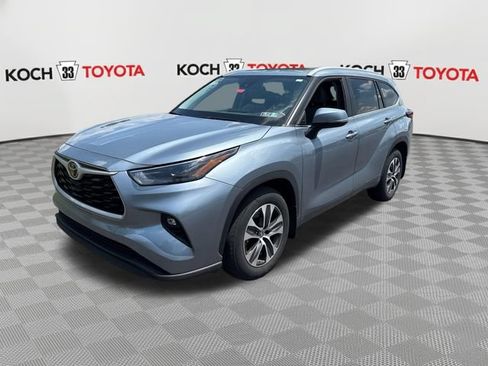 Used 2023 Toyota Highlander XLE AWD/4WD image 3