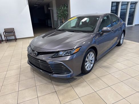 Used 2022 Toyota Camry LE image 3