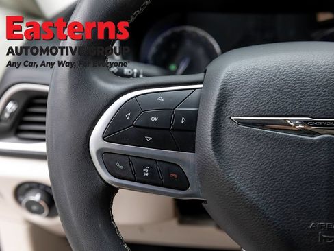 Used 2024 Chrysler Pacifica Touring-L FWD image 15