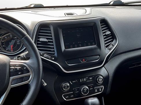 Used 2019 Jeep Cherokee Latitude w/ Cold Weather Group image 6