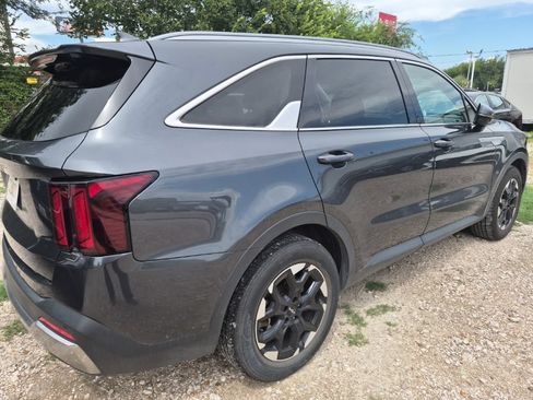 Used 2024 Kia Sorento S FWD image 3