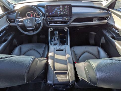 Used 2025 Toyota Grand Highlander AWD image 19