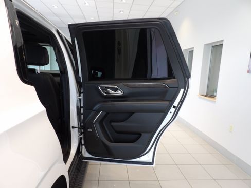 Used 2023 Chevrolet Tahoe Z71 w/ Luxury Package AWD/4WD image 23