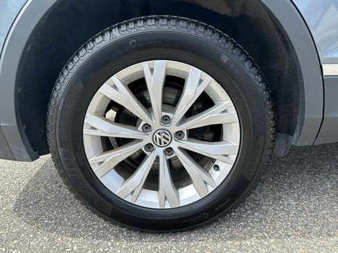 Used 2018 Volkswagen Tiguan SE w/ Panoramic Sunroof Package AWD/4WD image 11