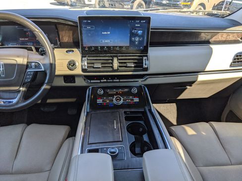 Used 2022 Lincoln Navigator Reserve image 17