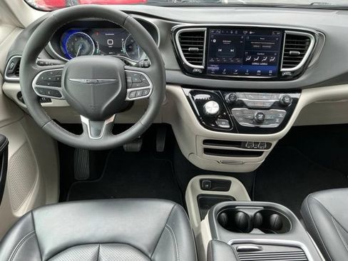Used 2024 Chrysler Pacifica Touring-L FWD image 14