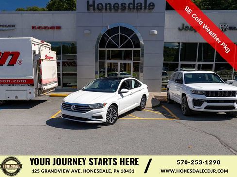 Used 2020 Volkswagen Jetta SE w/ SE Cold Weather Package FWD image 1