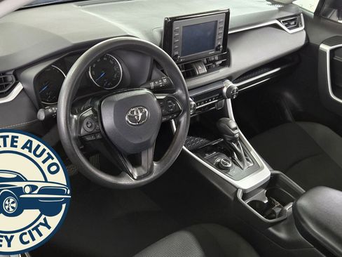 Used 2021 Toyota RAV4 LE image 9