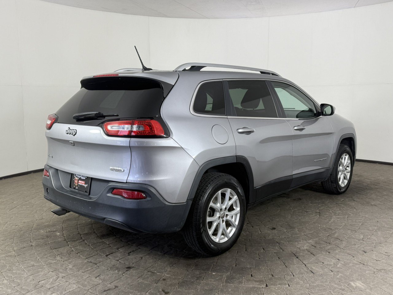 Used 2017 Jeep Cherokee Latitude AWD/4WD image 9