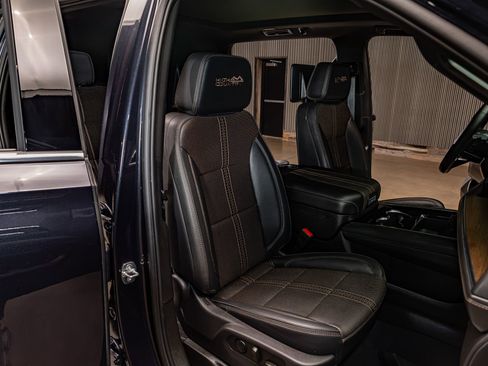 Used 2025 Chevrolet Suburban High Country AWD/4WD image 28