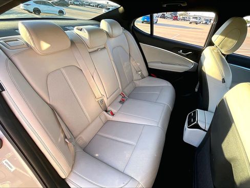 Used 2025 Genesis G70 2.5T image 18