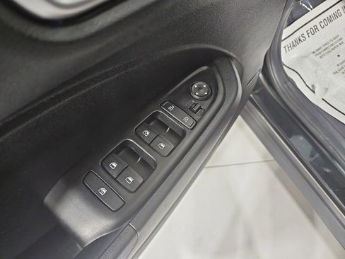 Used 2024 Hyundai Venue SEL image 12