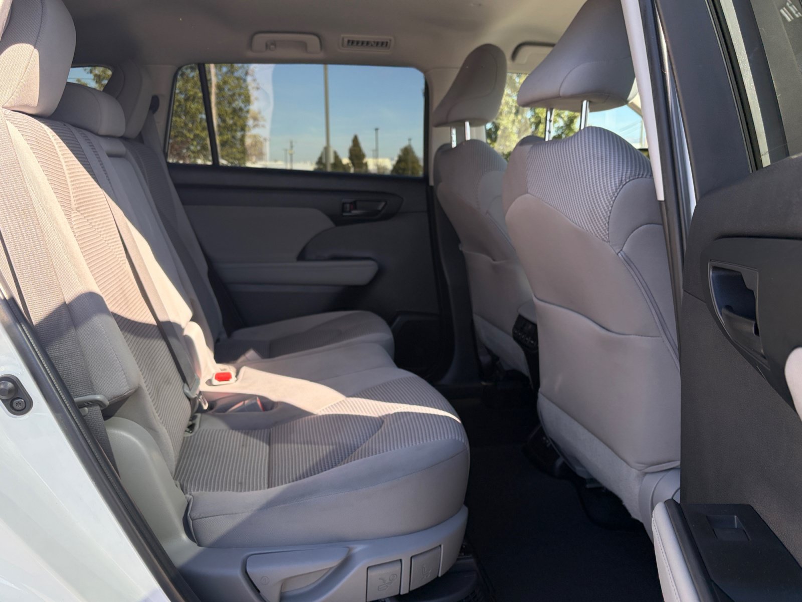 Used 2023 Toyota Highlander LE AWD/4WD image 27