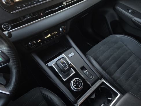 Used 2024 Mitsubishi Outlander 4WD Plug-In Hybrid image 26