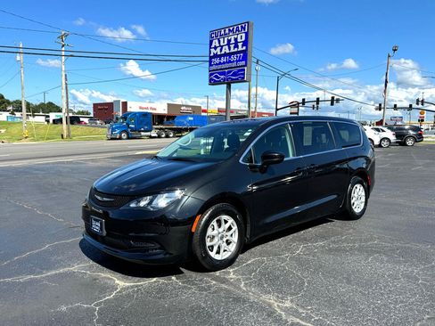 Used 2023 Chrysler Voyager LX image 1