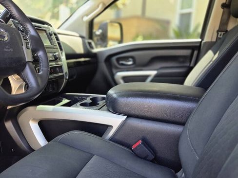 Used 2018 Nissan Titan SV w/ SV Convenience Package AWD/4WD image 7