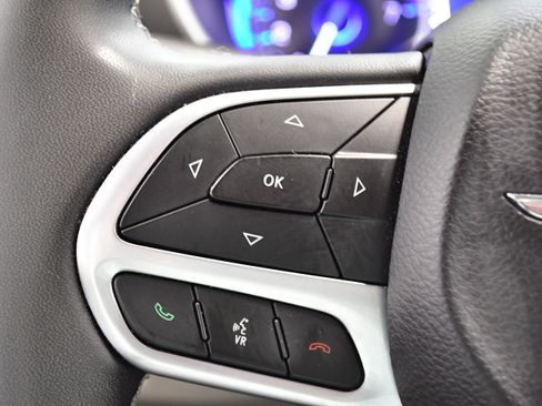 Used 2024 Chrysler Pacifica Touring-L image 23