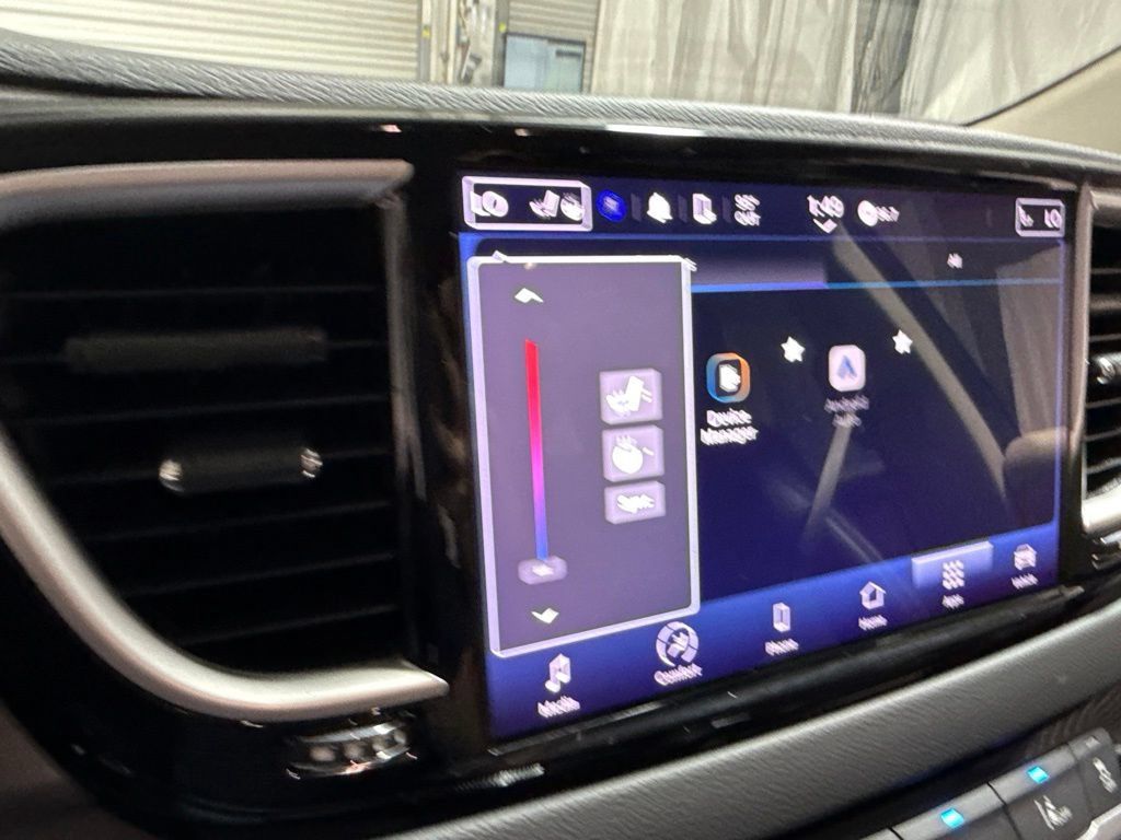 Used 2023 Chrysler Pacifica Touring-L FWD image 33