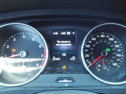 Used 2021 Volkswagen Tiguan SE FWD image 9