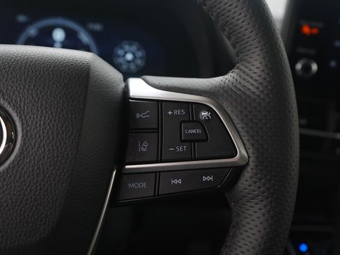 Used 2025 Toyota Sienna Platinum image 34