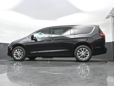New 2027 Chrysler Pacifica Select AWD/4WD image 16