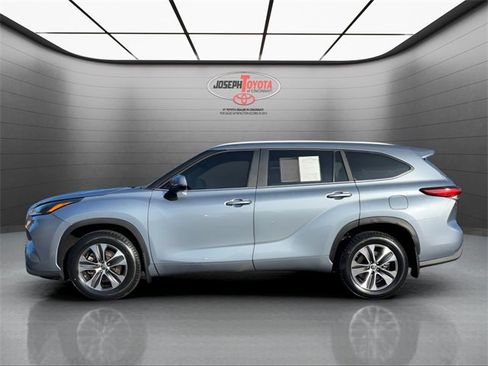 Certified 2023 Toyota Highlander XLE image 9