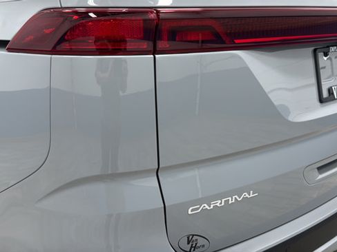 Used 2024 Kia Carnival EX FWD image 40