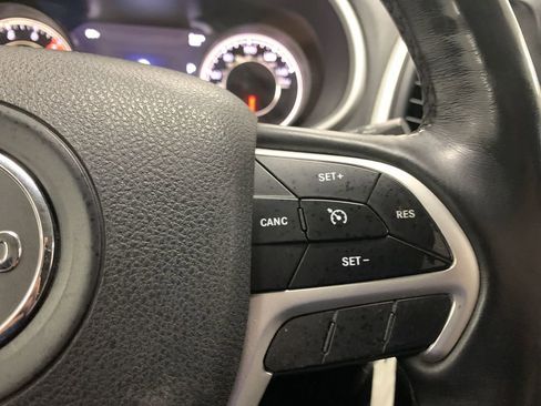 Used 2018 Jeep Cherokee Trailhawk w/ Cold Weather Group AWD/4WD image 42