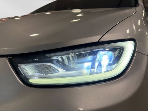 Used 2024 Chrysler Pacifica Touring-L FWD image 13