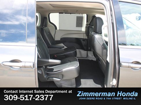 Used 2023 Chrysler Pacifica Limited FWD image 9