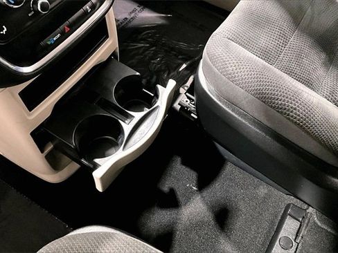 Used 2019 Dodge Grand Caravan SE w/ UConnect Hands-Free Group image 18