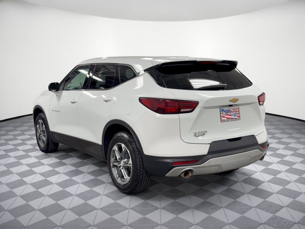 Used 2025 Chevrolet Blazer LT FWD image 3
