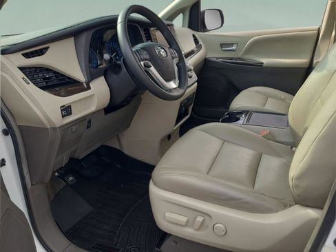 Certified 2018 Toyota Sienna XLE image 15