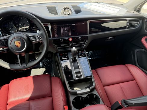 Certified 2026 Porsche Macan AWD/4WD image 19