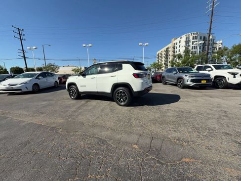 Used 2025 Jeep Compass Trailhawk AWD/4WD image 8