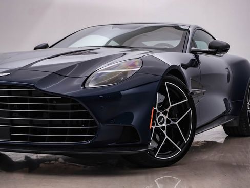 Used 2025 Aston Martin Vanquish image 2